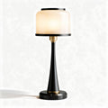 Lampada da tavolo in metallo nero con paralume opalino h 30 x 15 x 15 cm